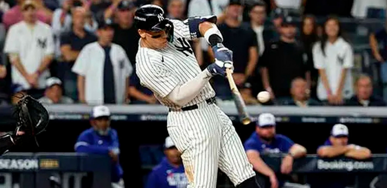 Yankees remontan y mantienen con vida la serie ante Toronto